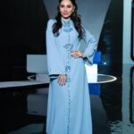 Elham Ali Instagram - تجربة مختلفة بكلّ المقاييس مع برنامج #عينك_على_مين، واللي يعرض على قناة الـ @sbc_channel لقائي كان في بدايته مع شخصية افتراضية اسمها سلطان والغريب اكثر انه يتعامل معك بشكل طبيعي جداً إلى الحظات الاخيرة اللي ينكشف الستار عن شخصية سلطان ويظهر امامي شخصية بعتقادي هي واحده من اهم وانجح الاسماء في وطنا العربي المقدم الرائع والمتمكن والعزيز #نيشان @neshantv لقاء مختلف مع شخصية مميزة، اللقاء صار متوفر الان على اليوتيوب للي وده يشوفه شكراً على هذا اللقاء🤍 Styled by @ziadalsaleh Jewelry @adibamaison Dress @khaledandmarwan Hairstyle @fajur505 Makeup artist @hanin.adeeb Photographer @mohannad_am Special thanks to @abdulrahmanamjad @firashaleemi #الهام_علي