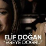 Elif Doğan Instagram - Yolun 3’de 2’sini kat ettik şaka maka. 20 birbirinden kıymetli sanatçı, misafir oldu şarkılarıma. Ne mutlu 🩵 Elif Doğan ile “Ege’ye Doğru” söyledik, Ege’nin mavisinde süzülerek. Öyle güzel, öyle güçlü bir yorumu var ki Elif’in. Ne söylesem az kalır. Heyecanını keyfe dönüştürdü, naifliğini sözlere iliştirdi, Ege’nin “iki yakasını bir” ettik beraberce… Ege’ye yazılmış en güzel mısralar bence bu şarkıda. Tahmin edin kimin imzası var yine… Elbette; Ömer Teoman ❤️ Videonun tamamını Bora Öztoprak Youtube kanalından izleyebilirsiniz!