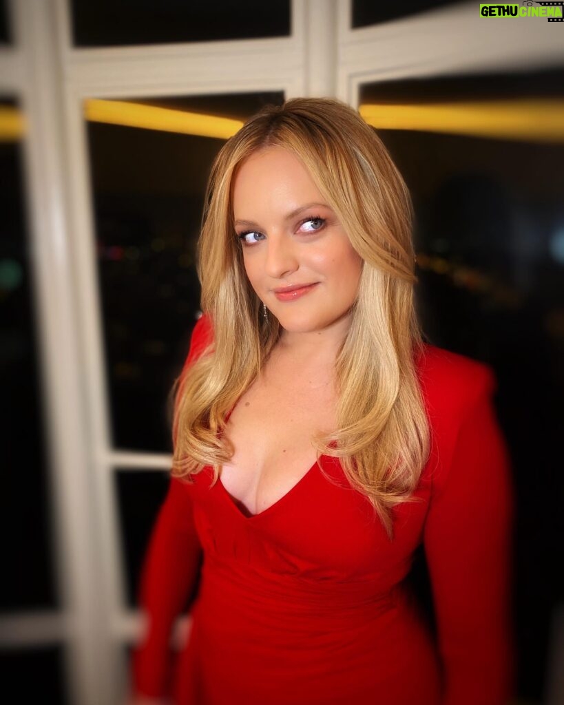Elisabeth Moss Instagram - Thanks to my ladies for such a great week and for pulling me together every day 😘 styling @karlawelchstylist hair @sunniebrook makeup @kayleenmcadams @jvskincare @joannavargasnyc best skincare in the world and most bad ass publicist around @ladygraypix and my right hand and associate producer @dianefrancescaa ❤️