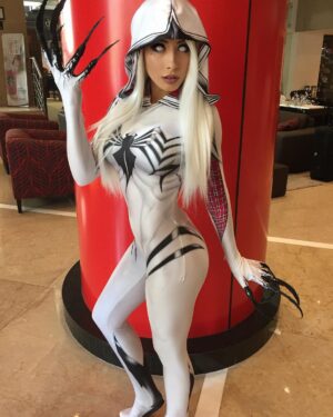 Elise Laurenne Instagram - this is what I'm wearing today! Thank you everyone for stopping by my booth for prints and pictures 💕 luv u all