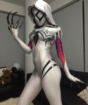Elise Laurenne Instagram - claws and mask complete