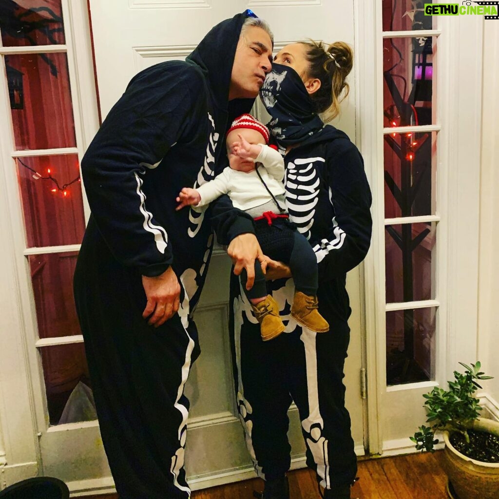 Eliza Dushku Instagram - Best things that ever happened to me..! These annoying little sayings are all damn TRUE rn 😆💀🏴‍☠️🎃 #Happy1stHalloween #Bourne~Bourne! #shivermetimbers 🖤 @peter.palandjian