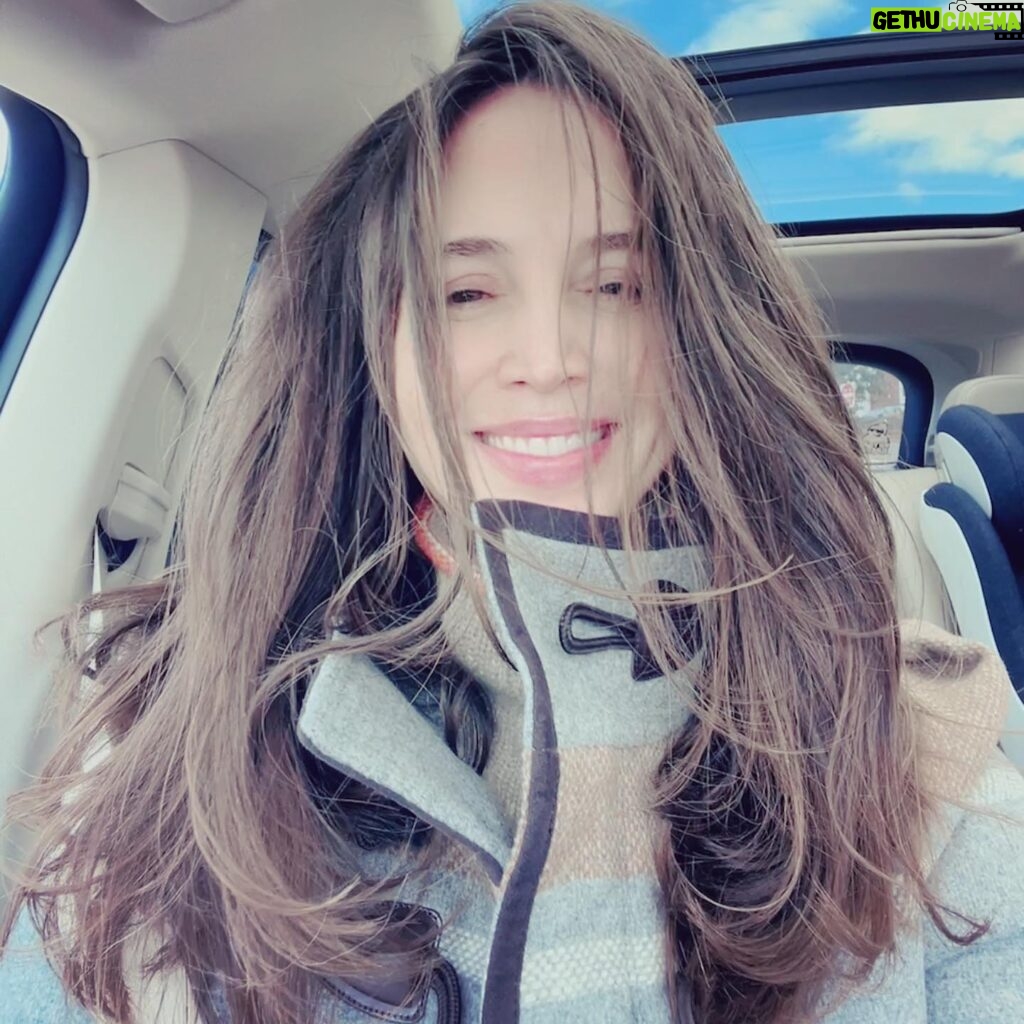 Eliza Dushku Instagram - Easy “Mom Lob” @ hubs longtime salon/stylist @leonandcosalon by the lovely: Leon de Magistris (only 2nd cut since pandemic!) asked him to LOB ME..! Holy hair freedom🕊 😘 Happy Holidays! #bostonhairstylists #bostonhairstylist #bostonhair #LeondeMagistris 💇🏽‍♀️🙏