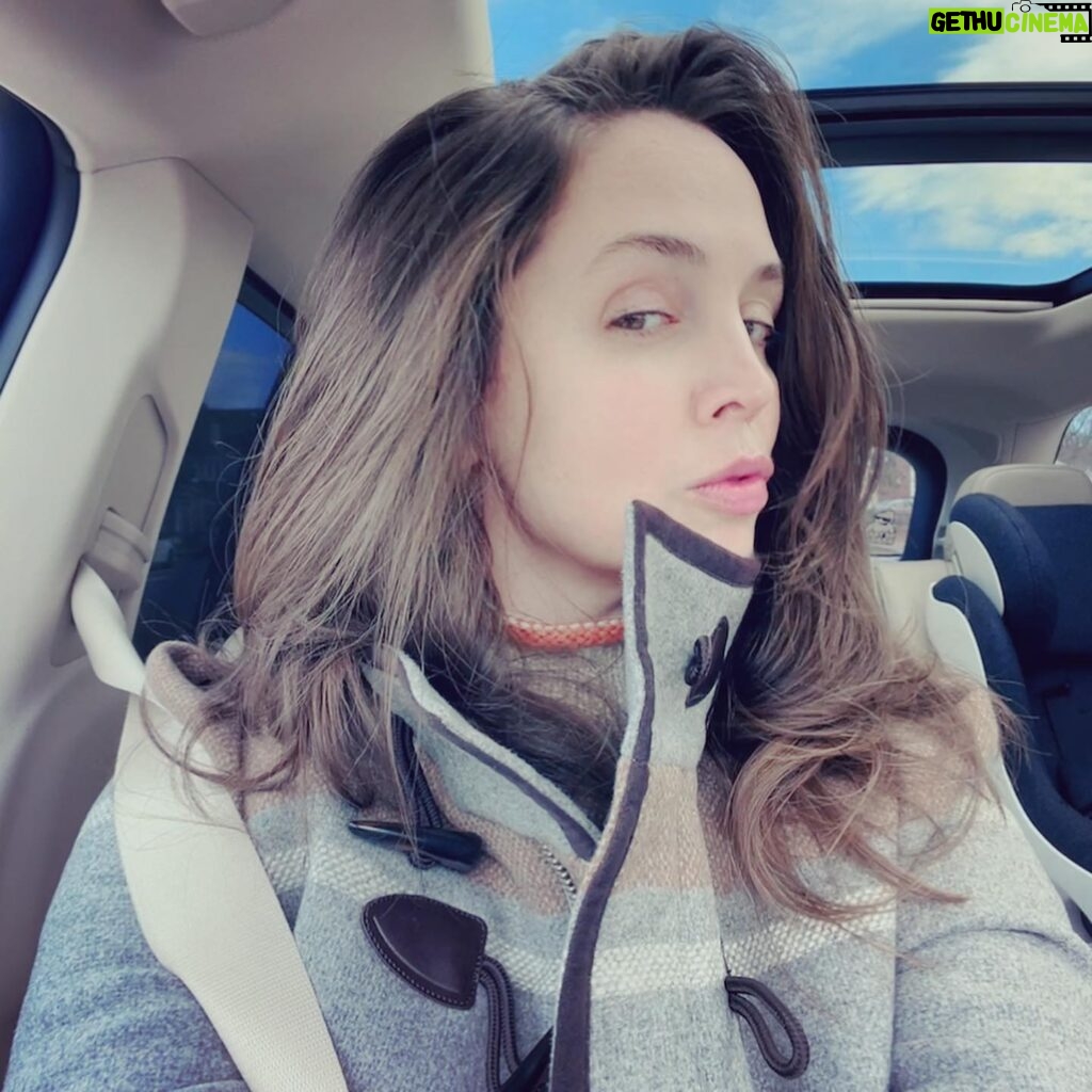 Eliza Dushku Instagram - Easy “Mom Lob” @ hubs longtime salon/stylist @leonandcosalon by the lovely: Leon de Magistris (only 2nd cut since pandemic!) asked him to LOB ME..! Holy hair freedom🕊 😘 Happy Holidays! #bostonhairstylists #bostonhairstylist #bostonhair #LeondeMagistris 💇🏽‍♀️🙏