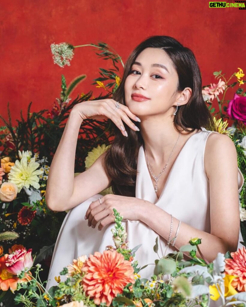 Eliza Sam Instagram - Recently did this shoot and I was so happy to be surrounded by flowers, because I love flowers haha! One of the questions they asked me was “if you were a flower, what kind would you be?” The old me would have wanted to pick a Peony🌸 because I admire its beauty and it has to be taken care of delicately. Nowadays, I really admire daisies🌼-they are cute, but also strong, durable and they can thrive in the wild (which having 2 boys sometimes feel like😅）! Which would you rather live as?