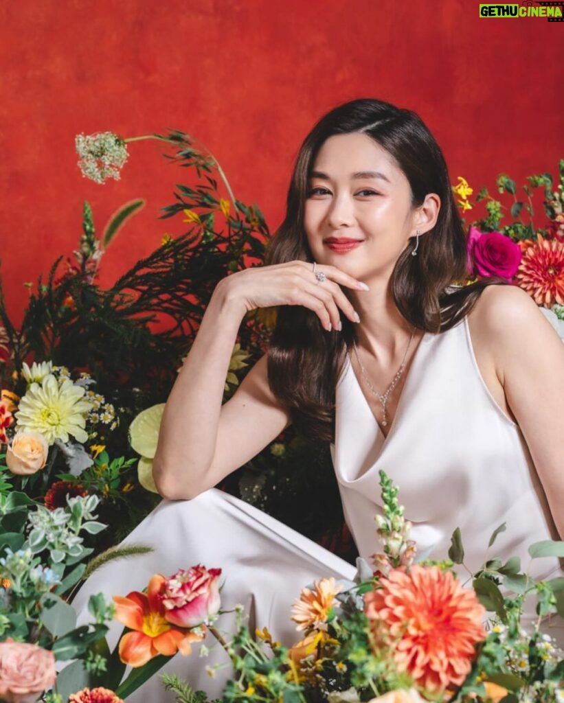 Eliza Sam Instagram - Recently did this shoot and I was so happy to be surrounded by flowers, because I love flowers haha! One of the questions they asked me was “if you were a flower, what kind would you be?” The old me would have wanted to pick a Peony🌸 because I admire its beauty and it has to be taken care of delicately. Nowadays, I really admire daisies🌼-they are cute, but also strong, durable and they can thrive in the wild (which having 2 boys sometimes feel like😅）! Which would you rather live as?