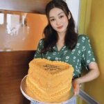 Eliza Sam Instagram – The second photo…
Scare die me meh💀
Good thing I didn’t drop the cake😜
PS. Thank you for all the B-day messages to “not cute” Juju🤗

Believe it or not, juju picked this cake! My fav to date💛
@thecakeryhk