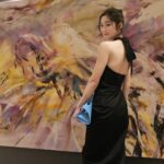 Eliza Sam Instagram - It’s nice to sometimes go out and look at nice things🖤 What a treat👩🏻‍🎨🎨🎟️ . . . #ArtBaselHongKong @ArtBasel @LanghamHotels @LanghamHK @WMag @WMagChina