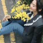 Eliza Sam Instagram - Some people think it’s a waste of money to buy flowers, but I think that the joy they bring is worth something too🌻 What do you think?⬇️