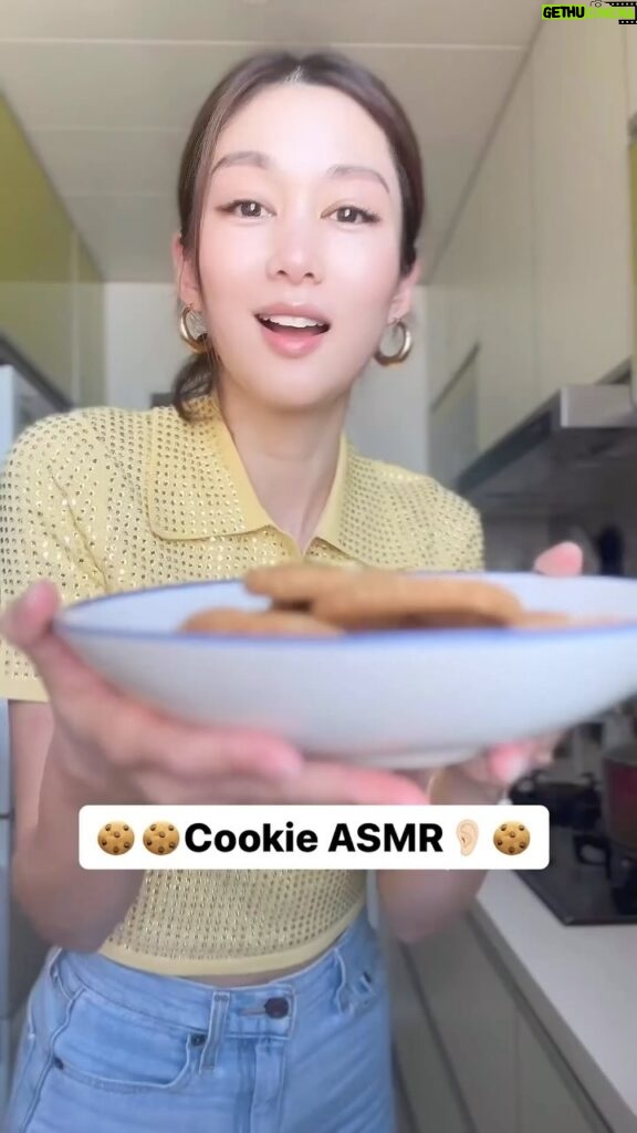 Eliza Sam Instagram - Making cookies in ASMR👂🏻 My hubby says I could have worn a better shirt🤣……so I should go shopping then😇 muhahaha😈