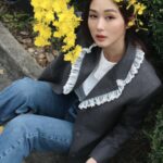 Eliza Sam Instagram - Some people think it’s a waste of money to buy flowers, but I think that the joy they bring is worth something too🌻 What do you think?⬇️
