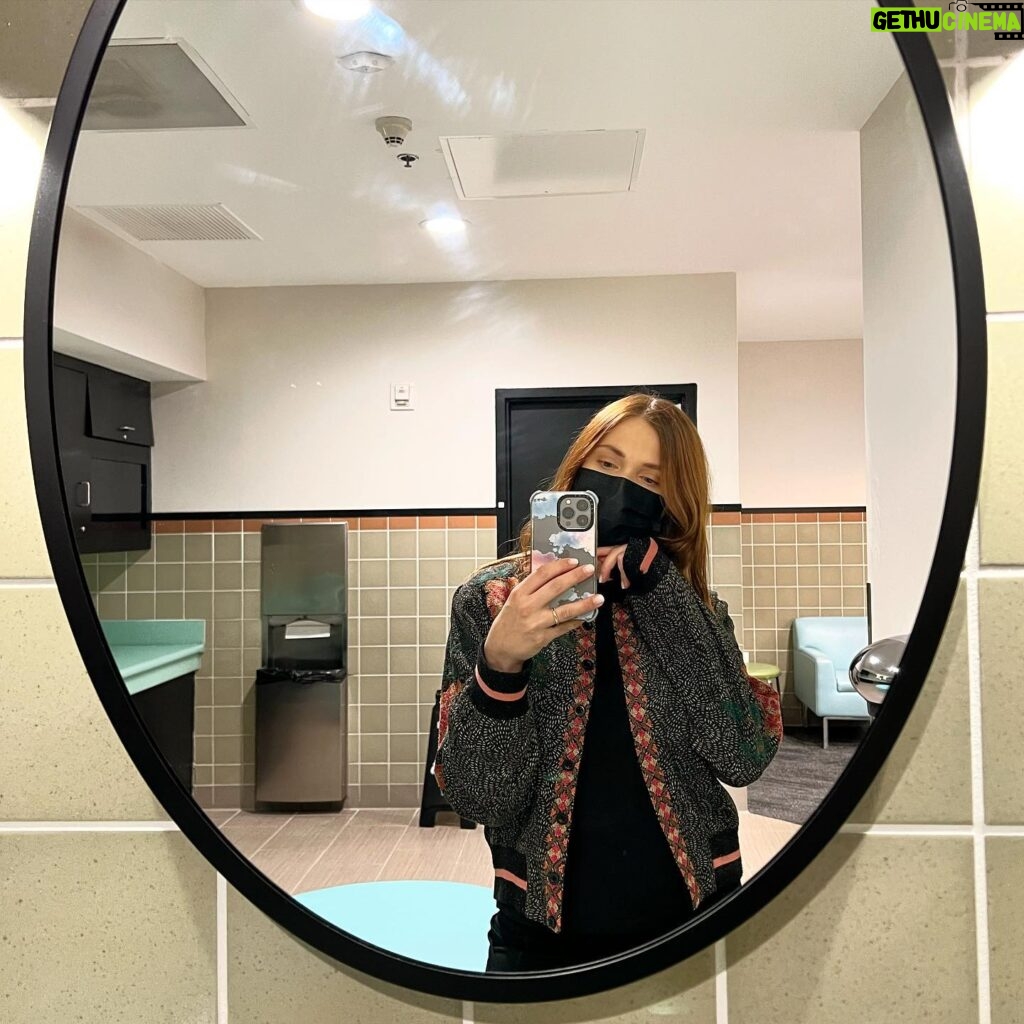 Eliza Taylor Instagram - Mama got a new jacket and she’s feelin fly 🧥💁‍♀️