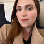 Eliza Taylor Instagram - She jet lagged but she here!! 💂‍♀️🇬🇧💕