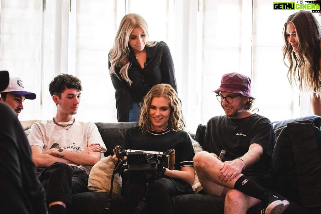Eliza Taylor Instagram - SO excited to announce the Bad Posture music video will premiere next week! Had the best time directing this for the amazing @abbyandersonmusic and I’m so pumped for you all to finally see it!🥳
