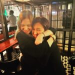 Eliza Taylor Instagram - This tho!!! My beeeeautiful girl!!!! It was so amazing to see you again @schmoi Miss you already!!!! ❤️✈️💫🇬🇧🤌
