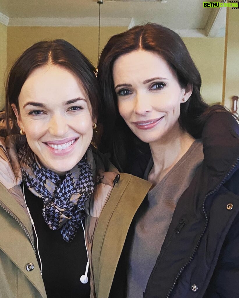 Elizabeth Henstridge Instagram - ✨ magic time with magic people ✨ Lois Lane. Lana Lang. Like what?! 🤩 @bitsietulloch & @echriqui 🤩 along with all the actors in the show are the most talented and lovely humans 🎊 Are you all caught up?? @cwsupermanandlois on the @thecw #207 #director