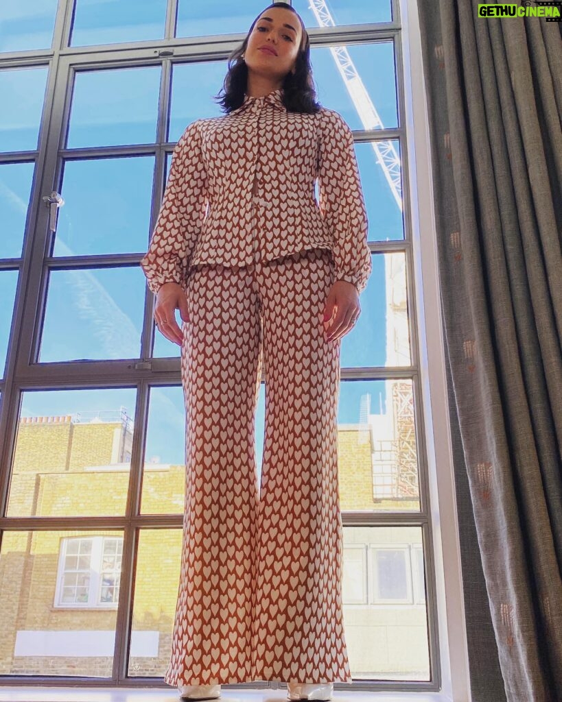 Elizabeth Henstridge Instagram - power suit 🤍🤎 Styled by @elkin THANK U @britelkin & @kakeykake w @amelia_lls & @lauren_glazer1 DREAM TEAM Hair by @davidebarbieri_ Make up by @lucylovebird Co-ord @its_phoebegrace Shoes @mango Jewels @jessica_mccormack #Suspicion out THIS FRIYAY ❤️‍🔥 @appletvplus 💎