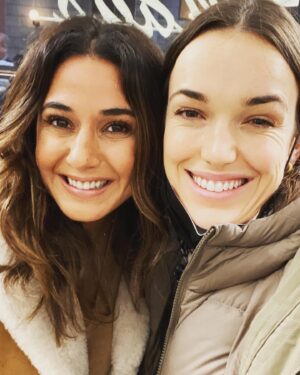 Elizabeth Henstridge Instagram - ✨ magic time with magic people ✨ 

Lois Lane. Lana Lang. Like what?! 

🤩 @bitsietulloch & @echriqui 🤩 along with all the actors in the show are the most talented and lovely humans 🎊

Are you all caught up?? 

@cwsupermanandlois on the @thecw #207 #director