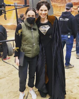Elizabeth Henstridge Instagram - ✨ magic time with magic people ✨ 

Lois Lane. Lana Lang. Like what?! 

🤩 @bitsietulloch & @echriqui 🤩 along with all the actors in the show are the most talented and lovely humans 🎊

Are you all caught up?? 

@cwsupermanandlois on the @thecw #207 #director