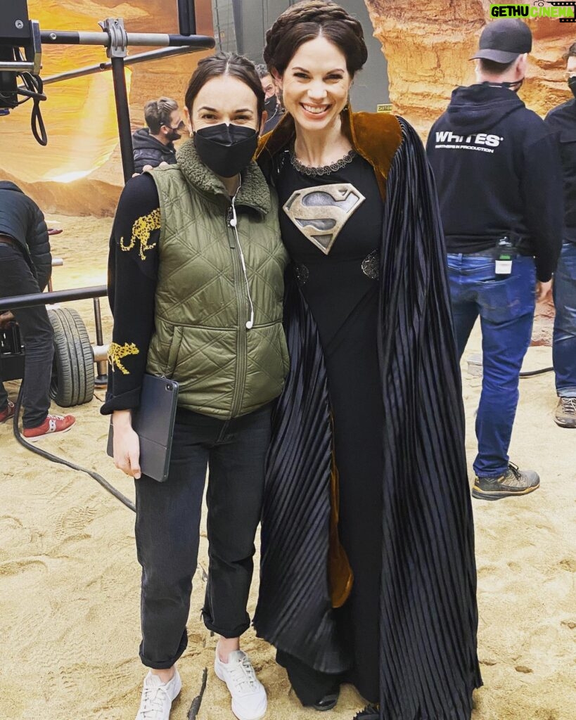 Elizabeth Henstridge Instagram - ✨ magic time with magic people ✨ Lois Lane. Lana Lang. Like what?! 🤩 @bitsietulloch & @echriqui 🤩 along with all the actors in the show are the most talented and lovely humans 🎊 Are you all caught up?? @cwsupermanandlois on the @thecw #207 #director