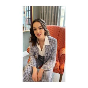 Elizabeth Henstridge Instagram - innocence is relative…

@appletvplus #suspicion …are you caught up?? 

🤔 aaaaalso, would you wanna see a watch along of Suspicion similar to Live With Lil? 🤔
