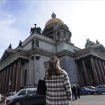 Elizaveta Boyarskaya Instagram - Спасибо @voguerussia , наконец-то, благодаря вам, навела в сумке порядок. И все равно смотрю и не понимаю , как же много в одной женской сумке может поместиться всякого.....разного😂 Ссылку на полную версию ролика кинула с сториз или можно найти на @voguerussia Ребята, спасибо за съёмку, было весело! Приезжайте ещё в Питер, с погодой договоримся, чтобы всему лучшем виде 🤪✌🏻#voguerussia #чтоуменявсумке #чтовсумке