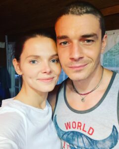 Elizaveta Boyarskaya Instagram - Моряков , пилотов ждут из рейса. Ну не знаю , я своего дождалась со съёмок. 5 месяцев, между прочим. #триггер2 #дача