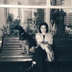 Elizaveta Ivantsiv Instagram - Если у тебя есть собака, но ты не показываешь фотографии собаки любому собеседнику через две минуты разговора — у тебя нет собаки) Собака — это скучать по собаке каждую минутку, когда вы не вместе. Собака — это не пойти на вечеринку, потому что: «Ну, как он там один». Собака — это знать, в какие кафе можно с собакой. Собака — это находить во всех карманах твоей одежды пакетик для собакиных какашек (даже в микроскопической нарядной сумке) Собака — это любовь и легкая антисанитария. Собака — это точно прививка от брезгливости😂