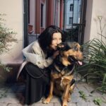 Elizaveta Ivantsiv Instagram - Если у тебя есть собака, но ты не показываешь фотографии собаки любому собеседнику через две минуты разговора — у тебя нет собаки) Собака — это скучать по собаке каждую минутку, когда вы не вместе. Собака — это не пойти на вечеринку, потому что: «Ну, как он там один». Собака — это знать, в какие кафе можно с собакой. Собака — это находить во всех карманах твоей одежды пакетик для собакиных какашек (даже в микроскопической нарядной сумке) Собака — это любовь и легкая антисанитария. Собака — это точно прививка от брезгливости😂