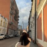 Elizaveta Ivantsiv Instagram - Когда вы спрашиваете у меня, а когда новая музыка, хочется шутить вам в ответ, что мы с вами еще не всю старую выучили. Ну, я точно (пюпитр в углу покраснел) А если без шуток, то всё будет, обязательно будет. А пока давайте послушаем «Из окон» У меня про нее много историй, с ней связано много теплых воспоминаний, но я ее очень люблю. И когда я грустила, она мне ложилась, и когда мне спокойно, она мне тоже созвучна. А какое настроение ловите от нее вы?