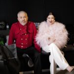 Elizaveta Ivantsiv Instagram - Про шары на голове. Или если я ношу кандибобер, это еще не значит. Вообще смешно, что однажды я присвоила себе прическу. Но давайте будем честны, это не я, это мы все вместе. Получилось оно случайно, и, скорее всего, из-за удобства. Среди всех вариантов причесок «на работу» эту я научилась делать быстро, пусть и не всегда идеально. Тогда уже вовсю был интернет, а когда есть интернет, есть и комментарии. И когда я в очередной раз прочитала «опять она с этим (тут много вариантов) на голове», я сначала расстроилась, а потом перестала. В клипе «Грею счастье» мы с Эдгарочком вдоволь набаловались на эту тему. И я улыбалась, предвкушая варианты комментариев. И вот уже годы, я не шучу, годы, как я отпустила кандибобер в люди, но он иногда возвращается ко мне теплыми воспоминаниями и смешными вариантами названий ❤️