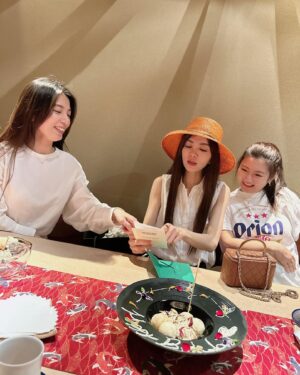 Ella Chen Jia Hua Instagram - 謝謝大家的生日祝福
今年切了好多次蛋糕
被你們滿滿的愛包圍
是多麼的幸福與美好
今天要繼續乘風錄製
跟各位姐姐們一起過啦

感謝我永遠的好姐妹
知道我今天要工作
特地提早幫我慶生
還有風沙星辰 永遠相伴的你們
從機場 到酒店 再到機場
再到酒店出發宿舍
各種的創意慶生儀式
謝謝你們無比的貼心

祝願大家
健康平安 開心的活著
Love you all ❤️

PS: 影片開聲音，聽我老婆爽朗的笑聲😆