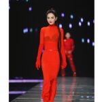 Ella Chen Jia Hua Instagram - 節目終於首播了！ 感覺我們從開錄到現在做了好多好多事 機場 練唱 練舞 彩排 拍照 錄影等 這些已經成為了我的日常 每天重複著 奔波著 很充實 同時也很辛苦 初舞台登場前 我心跳加速 淚水已經開始在眼裡打轉 這首歌 對我的意義是如此重大 你們說她承載了你們的青春 對我而言 她代表了我們仨的情誼 她是S.H.E的開始 她也是我的開始 很感謝大家在初舞台 給我滿滿的支持與打氣 我會繼續加油 繼續努力 我們一公的舞台見❤️ 初舞台備戰碎片 紀錄一下我的乘風之旅 🔗Vlog影片連結在限動 #乘風日記 #乘風2023