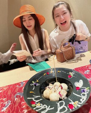 Ella Chen Jia Hua Instagram - 謝謝大家的生日祝福
今年切了好多次蛋糕
被你們滿滿的愛包圍
是多麼的幸福與美好
今天要繼續乘風錄製
跟各位姐姐們一起過啦

感謝我永遠的好姐妹
知道我今天要工作
特地提早幫我慶生
還有風沙星辰 永遠相伴的你們
從機場 到酒店 再到機場
再到酒店出發宿舍
各種的創意慶生儀式
謝謝你們無比的貼心

祝願大家
健康平安 開心的活著
Love you all ❤️

PS: 影片開聲音，聽我老婆爽朗的笑聲😆