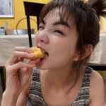Ella Chen Jia Hua Instagram - 回到馬來西亞就是要吃榴蓮！ 自己的榴蓮自己開 #要過年囉 #放假囉 #吃起來