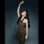 Ella Chen Jia Hua Instagram - 《30啊》送給大家❤️ 時光音樂會Live版：https://youtu.be/JmxGS7dG3cA?si=9EAoAhXuRZ67qQ10 是有一些心願還忘不掉 年復一年的伴蠟燭繞啊繞 夢依然在路上 路卻模糊了 還是人總好逸惡勞 哎呀哎呀 真的老了嗎 哎呀哎呀 覺得累了嗎 抱緊身邊的他 幸福一個家 把夢釀成醬醋茶 莫忘那些初衷啊 沸騰青春血液 為自己高歌吧 人生才30啊 如圓舞曲的步伐 轉個身後再繼續吧 #30歲時寫的一首歌 #時光音樂會