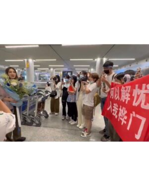Ella Chen Jia Hua Instagram - 謝謝大家的生日祝福
今年切了好多次蛋糕
被你們滿滿的愛包圍
是多麼的幸福與美好
今天要繼續乘風錄製
跟各位姐姐們一起過啦

感謝我永遠的好姐妹
知道我今天要工作
特地提早幫我慶生
還有風沙星辰 永遠相伴的你們
從機場 到酒店 再到機場
再到酒店出發宿舍
各種的創意慶生儀式
謝謝你們無比的貼心

祝願大家
健康平安 開心的活著
Love you all ❤️

PS: 影片開聲音，聽我老婆爽朗的笑聲😆