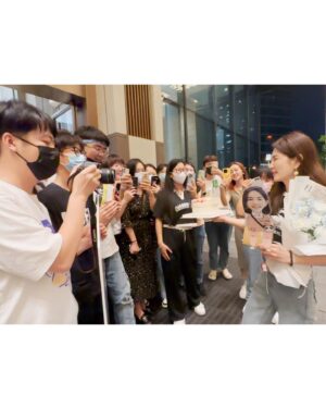 Ella Chen Jia Hua Instagram - 謝謝大家的生日祝福
今年切了好多次蛋糕
被你們滿滿的愛包圍
是多麼的幸福與美好
今天要繼續乘風錄製
跟各位姐姐們一起過啦

感謝我永遠的好姐妹
知道我今天要工作
特地提早幫我慶生
還有風沙星辰 永遠相伴的你們
從機場 到酒店 再到機場
再到酒店出發宿舍
各種的創意慶生儀式
謝謝你們無比的貼心

祝願大家
健康平安 開心的活著
Love you all ❤️

PS: 影片開聲音，聽我老婆爽朗的笑聲😆