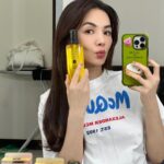 Ella Chen Jia Hua Instagram - 我的頭髮好長啊。。。 最近常常又燙又染又做造型 開始毛躁了 還好解接我有修護髮寶～ #ELASTINE伊絲婷胺基酸修護精華髮油 在吹髮前使用 能避免吹風熱傷害 同時深度滋養 清爽好吸收 夏天也不黏膩 重點，最近推出新的香味啦 #英國梨小蒼蘭 #白玫瑰白麝香 擺髮之間 充滿仙氣香味~🥰 #胺基酸修護精華髮油 #受損髮救星 #秀髮女神光 #獨家毛鱗修護技術 #我的修護髮寶 @elastine_tw