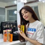 Ella Chen Jia Hua Instagram - 我的頭髮好長啊。。。 最近常常又燙又染又做造型 開始毛躁了 還好解接我有修護髮寶～ #ELASTINE伊絲婷胺基酸修護精華髮油 在吹髮前使用 能避免吹風熱傷害 同時深度滋養 清爽好吸收 夏天也不黏膩 重點，最近推出新的香味啦 #英國梨小蒼蘭 #白玫瑰白麝香 擺髮之間 充滿仙氣香味~🥰 #胺基酸修護精華髮油 #受損髮救星 #秀髮女神光 #獨家毛鱗修護技術 #我的修護髮寶 @elastine_tw