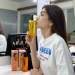 Ella Chen Jia Hua Instagram - 我的頭髮好長啊。。。 最近常常又燙又染又做造型 開始毛躁了 還好解接我有修護髮寶～ #ELASTINE伊絲婷胺基酸修護精華髮油 在吹髮前使用 能避免吹風熱傷害 同時深度滋養 清爽好吸收 夏天也不黏膩 重點，最近推出新的香味啦 #英國梨小蒼蘭 #白玫瑰白麝香 擺髮之間 充滿仙氣香味~🥰 #胺基酸修護精華髮油 #受損髮救星 #秀髮女神光 #獨家毛鱗修護技術 #我的修護髮寶 @elastine_tw