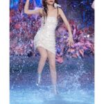 Ella Chen Jia Hua Instagram - 乘風2023的第一次公演 選了叮叮噹噹這首網路流行曲 選曲後剩不到兩個禮拜 只能善用所有時間練習 讓身體記憶熟悉每個動作 讓解接這42歲的身體 盡力去完成我20幾歲在做的事 重新喚醒是有點吃力（唉！老了） 要非常謝謝我的隊友們 @chipupu 芝芙 嘉倪 吴倩 舞台魅力驚人的Chi Pu 從初舞台綻放玫瑰就被驚艷到 嘉倪 總是溫柔又貼心的注意著大家的狀況 也從不用讓人擔心 倩倩從一開始的不自信到享受舞台 你真的很棒 要相信自己 第一次公演的舞台 大家都好認真 好努力 不管是無限嘟嘟嘟的發聲練習 還是綁沙袋一邊尖叫一邊練習 回到家也是每天緊密回傳練習狀況 謝謝你們願意加入叮叮噹噹隊 仙女們，我們做到啦！ 大家繼續加油 繼續乘風 愛你們哦😘 #乘風日記 #乘風2023