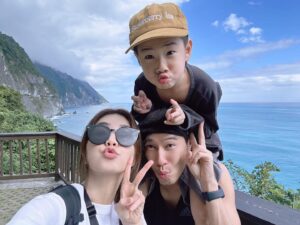 Ella Chen Jia Hua Instagram - 2022就要結束了
時間過得真的好快

三年了
好像什麼事都沒做
又好像做了很多事
小孩也就這樣
每天戴著口罩長大了

這些日子𥚃
依舊充滿著各種挑戰
我們也在各種的變化中
祈求穩定平安
用著自己的方式
過著自己的生活
珍惜並愛著
身邊的每一個人
發生的每一件事
感謝這幾年帶給我的啟發
覺得自己又長大了一點

2023
讓我們一起迎向全新的開始
希望這個世界越來越好
也希望我自己可以保持正向明亮的思考
盡量不要被千變萬化的事影響太多

祝願我們每一個人都能平安
遇見的每件事都有所獲得
最重要的是繼續保持正向意念
做個快樂的人
謝謝2022，2023也請多多關照
新年快樂❤️

#2023
#HappyNewYear