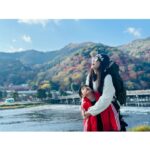 Ella Chen Jia Hua Instagram - 2023年就在忙碌中結束了 今年真的很充實 我們一家人看了櫻花 乘了風，品嚐各種有滋味 踏上不同舞台 又一起去賞楓 勁寶開始狂換牙 畢業典禮，升小一 然後現在在做新專輯😜 過程中很多事，很忙，很累，有壓力 但回過頭看還是覺得一切都很美好 做為人類很有趣❤️ 雖然說新的一年就要到了 但有些計畫已經排到四、五月去了🥶 所以內心還是提醒並鼓勵著自己 今年還是要繼續努力 把每一步該做的事都做好就對了 不需要去想結果如何 而是享受過程 然後該休息的時候就該好好休息 （所以自己在行事曆上已經排好休息時間🤣🤣） 相信2024也會是很好的一年🥰 祝福大家放下2023的缺憾 許下2024的願望 新年快樂 願望成真