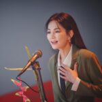 Ella Chen Jia Hua Instagram - 相隔12年 再次跟蘇打綠一起復刻〈你被寫在我的歌裡〉 彷彿被拉進時光隧道 有種熟悉又奇妙的感覺 不管多久 總有那位重要的人 被藏在屬於你我的歌裡 🔗MV連結在限動 #你被寫在我的歌裡蘇打綠版 @sodagreen_aka_oaeen @claire_sodagreen @chunweishih @imkayliu @imqingfeng @afu_ho @agong_sodagreen
