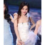 Ella Chen Jia Hua Instagram - 乘風2023的第一次公演 選了叮叮噹噹這首網路流行曲 選曲後剩不到兩個禮拜 只能善用所有時間練習 讓身體記憶熟悉每個動作 讓解接這42歲的身體 盡力去完成我20幾歲在做的事 重新喚醒是有點吃力（唉！老了） 要非常謝謝我的隊友們 @chipupu 芝芙 嘉倪 吴倩 舞台魅力驚人的Chi Pu 從初舞台綻放玫瑰就被驚艷到 嘉倪 總是溫柔又貼心的注意著大家的狀況 也從不用讓人擔心 倩倩從一開始的不自信到享受舞台 你真的很棒 要相信自己 第一次公演的舞台 大家都好認真 好努力 不管是無限嘟嘟嘟的發聲練習 還是綁沙袋一邊尖叫一邊練習 回到家也是每天緊密回傳練習狀況 謝謝你們願意加入叮叮噹噹隊 仙女們，我們做到啦！ 大家繼續加油 繼續乘風 愛你們哦😘 #乘風日記 #乘風2023