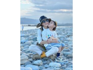 Ella Chen Jia Hua Instagram - 2022就要結束了
時間過得真的好快

三年了
好像什麼事都沒做
又好像做了很多事
小孩也就這樣
每天戴著口罩長大了

這些日子𥚃
依舊充滿著各種挑戰
我們也在各種的變化中
祈求穩定平安
用著自己的方式
過著自己的生活
珍惜並愛著
身邊的每一個人
發生的每一件事
感謝這幾年帶給我的啟發
覺得自己又長大了一點

2023
讓我們一起迎向全新的開始
希望這個世界越來越好
也希望我自己可以保持正向明亮的思考
盡量不要被千變萬化的事影響太多

祝願我們每一個人都能平安
遇見的每件事都有所獲得
最重要的是繼續保持正向意念
做個快樂的人
謝謝2022，2023也請多多關照
新年快樂❤️

#2023
#HappyNewYear