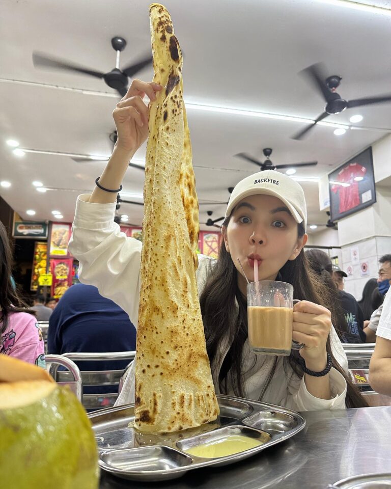 Ella Chen Jia Hua Instagram - 馬來西亞 Roti tissue 我來啦！ 還有肉骨茶😋 你們喜歡湯的還是乾的？ 黑醬油 小辣椒 蒜米 = 標配 #謝謝今天來接機的星光們❤️ #礼拜天下午4點PavilionBukitJalil見 #金氏JYNNS