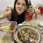 Ella Chen Jia Hua Instagram - 馬來西亞 Roti tissue 我來啦！ 還有肉骨茶😋 你們喜歡湯的還是乾的？ 黑醬油 小辣椒 蒜米 = 標配 #謝謝今天來接機的星光們❤️ #礼拜天下午4點PavilionBukitJalil見 #金氏JYNNS