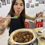 Ella Chen Jia Hua Instagram - 馬來西亞 Roti tissue 我來啦！ 還有肉骨茶😋 你們喜歡湯的還是乾的？ 黑醬油 小辣椒 蒜米 = 標配 #謝謝今天來接機的星光們❤️ #礼拜天下午4點PavilionBukitJalil見 #金氏JYNNS